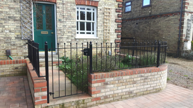 Single gate with railings