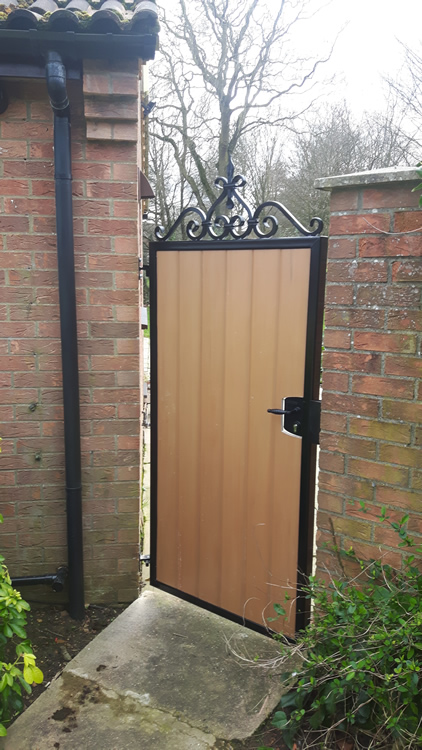 Single gate with synthetic wood insted, St Neots